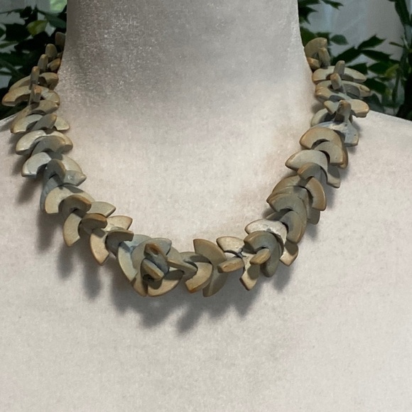 Seashell Cream Howlite Chevron Arrow Bohemian Edgy Minimalist Choker Necklace - Picture 6 of 16